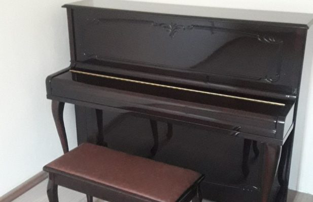 پیانو آکوستیک دیواری برَند weber مدل 118 به رنگ ماهاگونی براق درب هیدرولیک دارای علامت premium edition