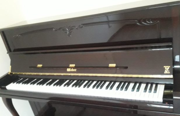 پیانو آکوستیک دیواری برَند weber مدل 118 به رنگ ماهاگونی براق درب هیدرولیک دارای علامت premium edition