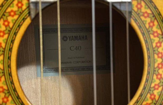 گیتار یاماها c40 به همراه هارد کیس و مترونوم
